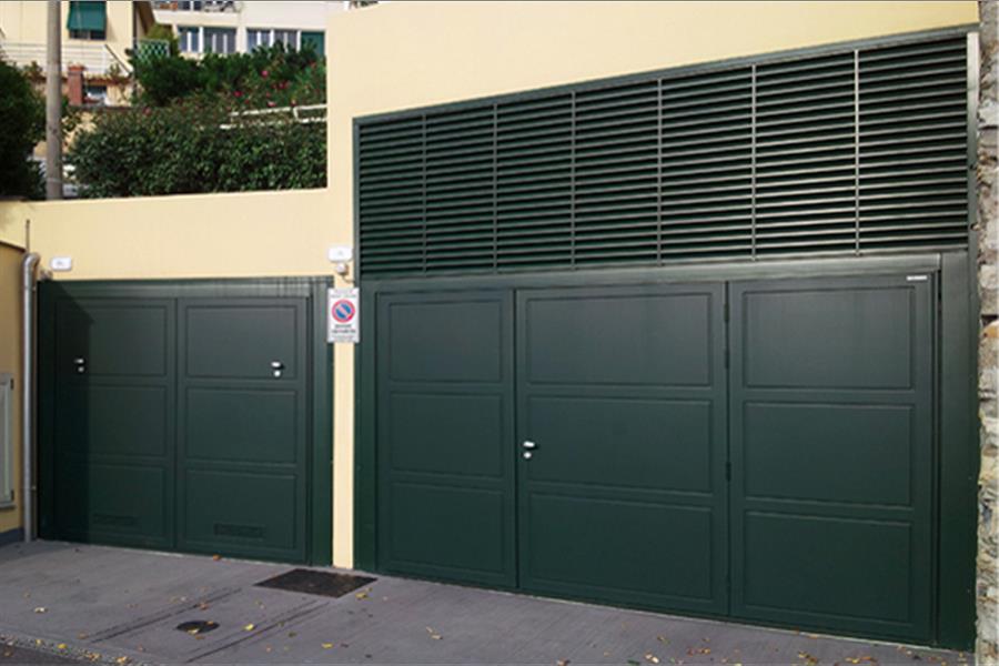 Model normal - Aesthetics Ametista</br>Filler Okoumé, lacquered Green Ral 6009, pedestrian door, automation.